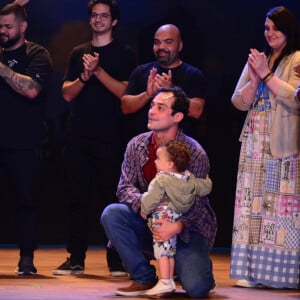 Eduardo Sterblitch e o filho dividiram o palco após o musical 'Uma Babá Quase Perfeita'