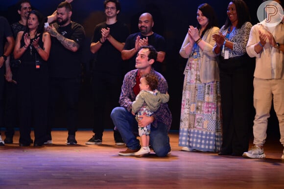 Eduardo Sterblitch e o filho dividiram o palco após o musical 'Uma Babá Quase Perfeita'