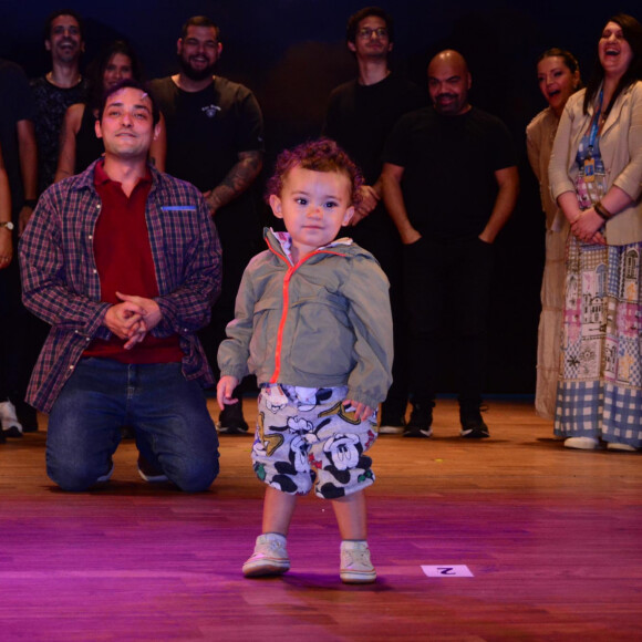 Filho de Eduardo Sterblitch roubou a cena após o musical 'Uma Babá Quase Perfeita'