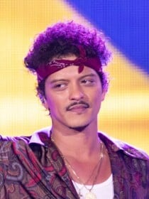 Quase ninguém sabe, mas Bruno Mars tem 'tatuagem da sorte' feita para atrair sucesso que cobriu um desenho indesejado