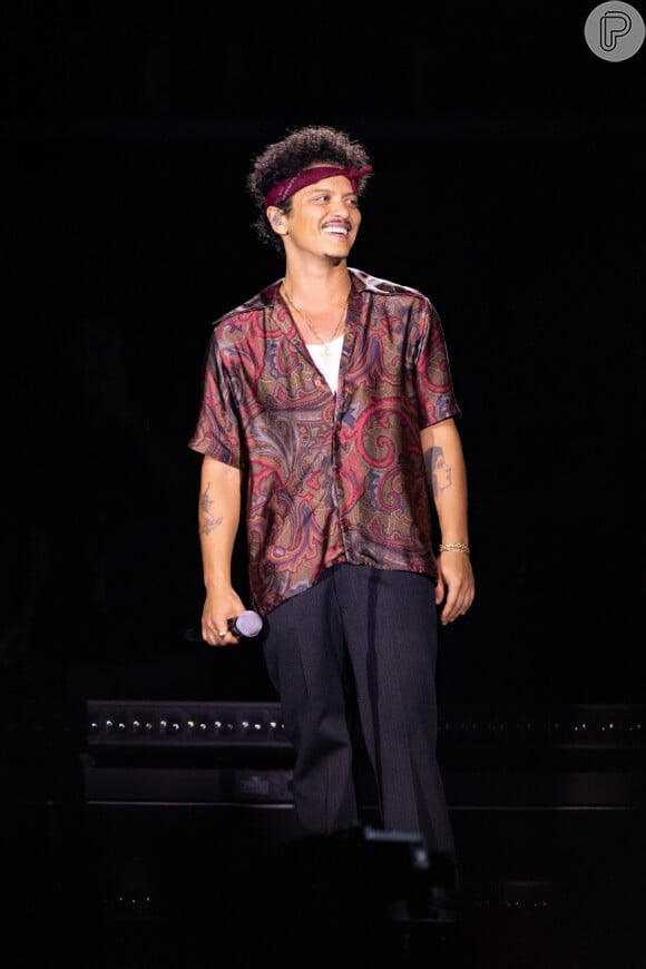 Bruno Mars tem alguns rabiscos pelo seu corpo, incluindo uma âncora, o nome da mãe e a frase 'Pete's Boy', referenciando ao seu pai