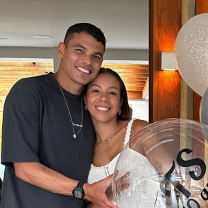 Relacionamento de Thiago Silva e Belle Silva sempre causa polêmica na web por atitudes do casal