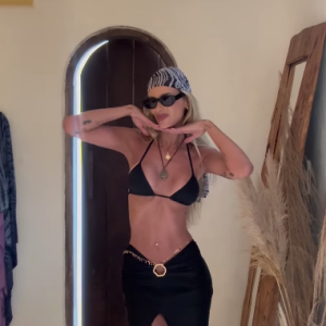 Yasmin Brunet criou até mesmo um look com uma saia e bandana na cabeça, sensação do momento