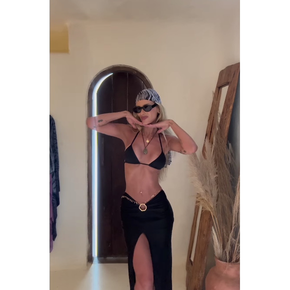 Yasmin Brunet criou até mesmo um look com uma saia e bandana na cabeça, sensação do momento