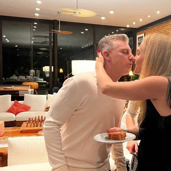 "É uma relação construída com as suas dores, com os seus desafios, com os seus obstáculos", disse Luciano Huck no vídeo