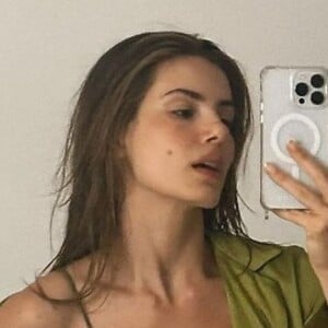 Camila Queiroz exibe corpão definido em novo vídeo de biquíni e encanta a web