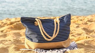 Vai curtir o verão na praia? Saiba o que não pode faltar na sua bolsa e evite perrengues!