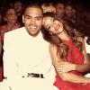 Rihanna e Chris Brown estão em um namoro ioiô, enquanto isso o cantor foi flagrado com uma fã em uma balada, e boatos sobre um possivel affair surgiram. Tudo foi desmentido por um amigo de Brown neste domingo, 7 de abril de 2013