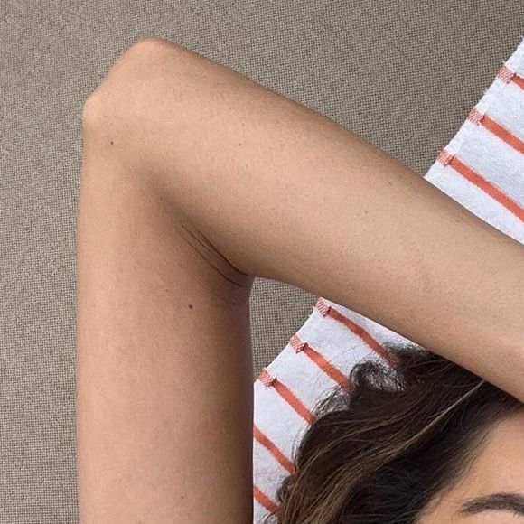 Patrícia Poeta apareceu usando um biquíni da marca Louis Vuitton avaliado em mais de R$ 9 mil