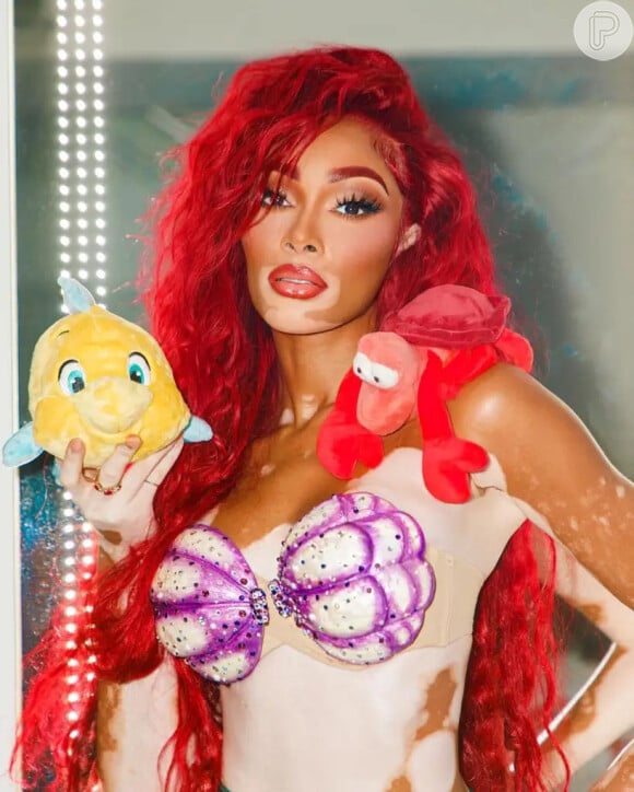 A modelo canadense Winnie Harlow não ficou de fora e apostou na sereia icônica de Ariel para uma festa de Halloween.

