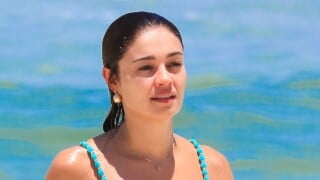 Sophie Charlotte, na praia com Xamã, valoriza corpo sarado em biquíni azul com minissaia de crochê. Veja fotos!