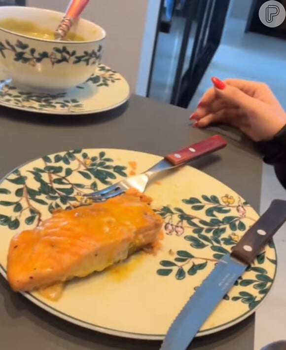 Maiara come salmão em seu almoço