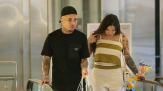 Após reatarem casamento, Everton Cebolinha, do Flamengo, e a mulher, Isa Ranieri, têm dia de compras em loja de luxo. Fotos!