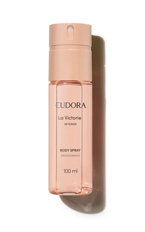 A fragrância Eudora Lyra é exuberante e valiosa, uma combinação única de vermelhos e flores intensas com um creme de almíscar e cedro.