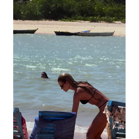 Depois de dar um basta nas críticas, Yasmin Brunet surgiu de biquíni em um novo vídeo publicado nas redes sociais