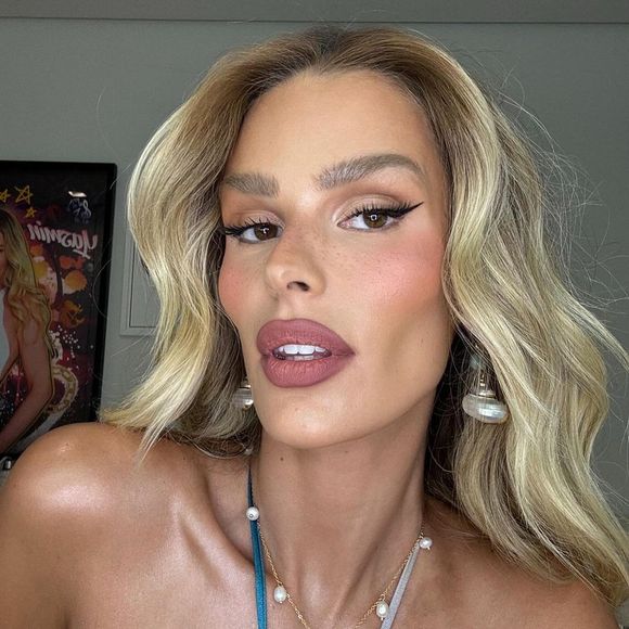 Yasmin Brunet também chegou a ser criticada por seu rosto bem mais magro, o que fez internautas suspeitarem de uma bichectomia