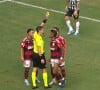 Bruno Henrique, do Flamengo, recebeu cartão amarelo em jogo do Flamengo contra o Santos em novembro de 2023: número fora do comum de apostas na punição chamou atenção de três empresas