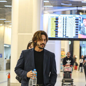 Sabrina Sato e Nicolas Prattes foram clicados em aeroporto do Rio com a filha da apresentadora, Zoe, pouco mais de um mês antes da gravidez do casal ser revelada