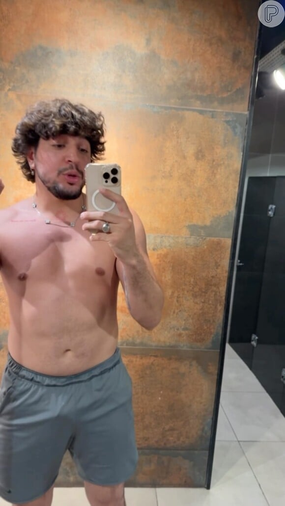 Nattan vem ostentando orgulhosamente a nova forma física nas redes sociais com fotos sem camisa