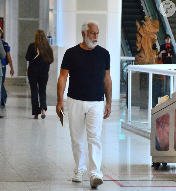 Antonio Fagundes circulou sozinho pelo aeroporto Santos Dumont