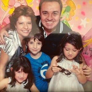 Viúva de Gugu Liberato, Rose Miriam em foto com os três filhos quando crianças