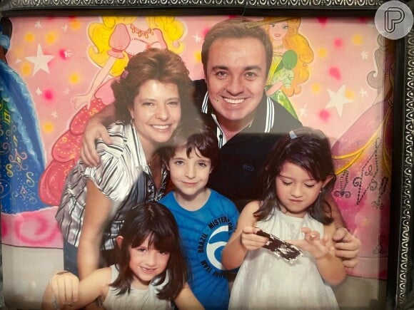 Viúva de Gugu Liberato, Rose Miriam em foto com os três filhos quando crianças