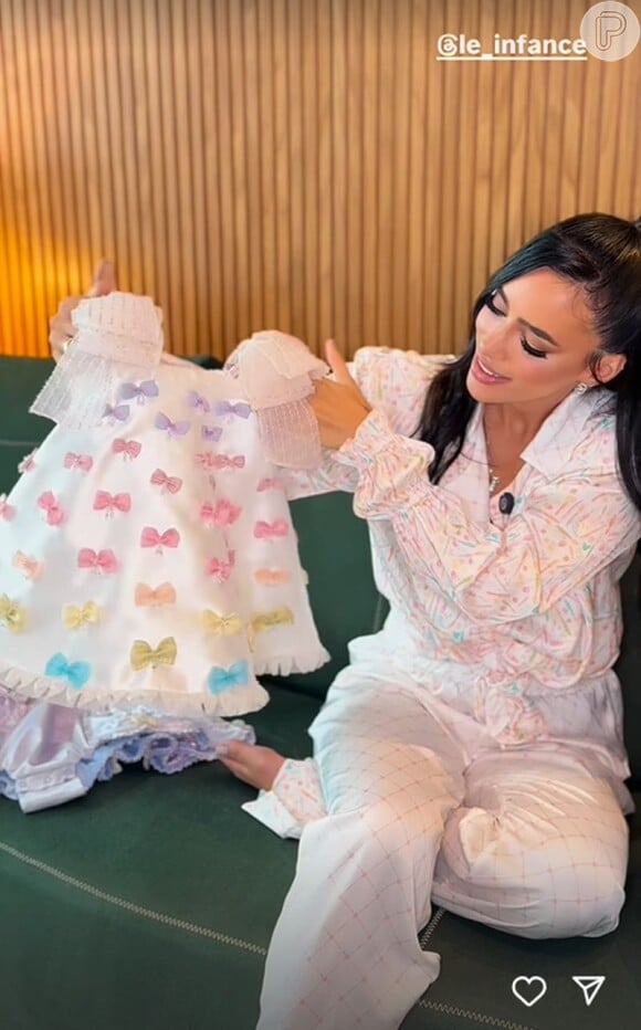 Na hora do parabéns, Mavie usará um vestido branco com laços coloridos pintados à mão