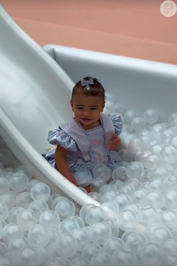 Mavie se divertiu muito em sua festa de 1 ano