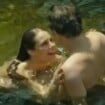 Paolla Oliveira fica nua ao tomar banho de cachoeira em 'Felizes Para Sempre?'