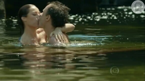 'Felizes Para Sempre': Danny Bond (Paolla Oliveira) e Cláudio (Enrique Diaz) se beijam em cachoeira