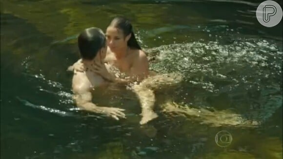 'Felizes Para Sempre': Danny Bond (Paolla Oliveira) e Cláudio (Enrique Diaz) se encontram mais uma vez e tomam banho de cachoeiros pelados, em 29 de janeiro de 2015