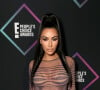 Kim Kardashian usou a versão high-fashion do vestido transparente, cujas linhas azul-marinho dominavam seu corpo e destacavam barriga e as coxas, pelo People's Choice Awards, em novembro de 2018.