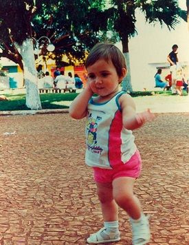 'Olha eu pequenininha', postou Nicole Bahls ao resgatar imagens de sua infância