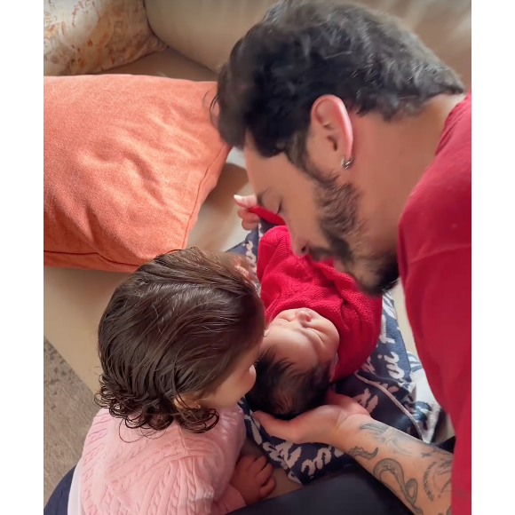 Ainda acanhada, Lua Di Felice recebeu Ravi com muito carinho e até deu um beijinho no irmão