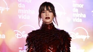 Não gostou! Bruna Marquezine rebate crítica por usar vestido diferentão de R$ 85 mil e ironiza: 'Nem está tão caro...'