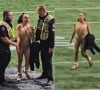 Com príncipe Harry na plateia, mulher nua corre em campo durante a Grey Cup e deixa jogadores sem jeito. Veja!