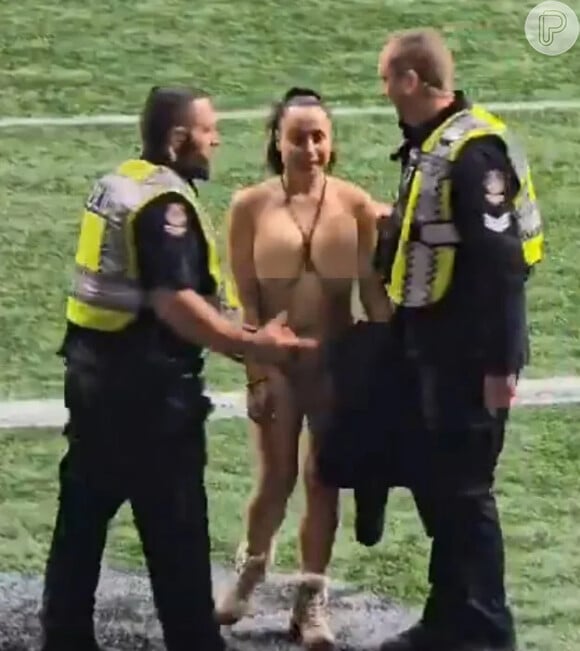 A final da Grey Cup da Liga Canadense de Futebol foi interrompida de forma bizarra na noite de domingo depois que uma mulher nua entrou casualmente no campo.