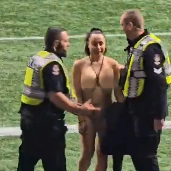 A final da Grey Cup da Liga Canadense de Futebol foi interrompida de forma bizarra na noite de domingo depois que uma mulher nua entrou casualmente no campo.