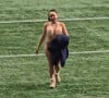 Enquanto o Toronto Argonauts e o Winnipeg Blue Bombers lutavam na final da liga, os jogadores ficaram surpresos quando a mulher - que usava apenas botas marrons e segurava um casaco azul - interrompeu a partida em Vancouver.