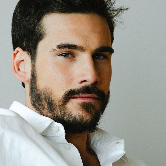 Ao divulgar as fotos em sua conta oficial no Instagram, vários internautas reagiram, inclusive a sua sogra, que comentou: 'Adorei esse cabelo!!! Fica com cara de bom moço (risos)'.