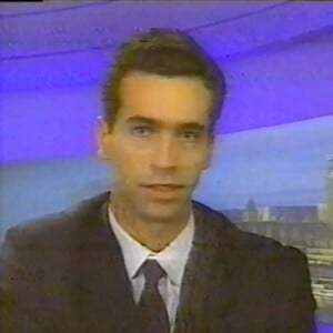 César Tralli entrou ao vivo em um dos plantões da TV Globo, com as primeiras informações da repercussão da morte de Princesa Diana em Londres