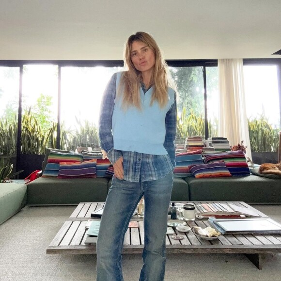 Carolina Dieckmann também refletiu sobre as recentes polêmicas por seu rosto com linhas de expressão e sem botox