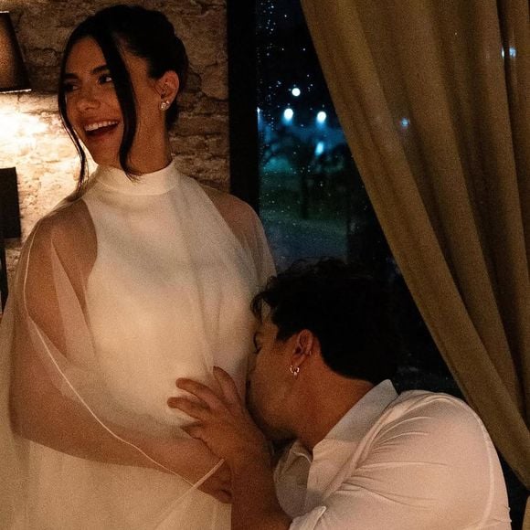 Jade Magalhães escolheu vestido curto branco com véu transparente para se casar com Luan Santana; influenciadora espera uma filha dele, Serena