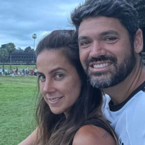 Casados? Carol Barcellos e Marcelo Courrege exibem aliança iguais e reforçam oficialização da união após escândalo