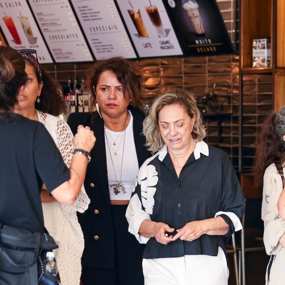 Eliane Giardini estava visivelmente emocionada no velório do irmão