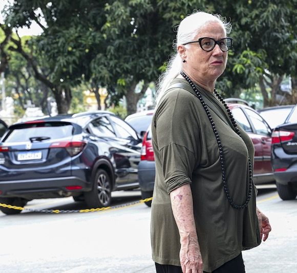 Vera Holtz compareceu ao velório de Paulo Giardini