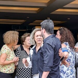 Eliane Giardini foi consolada por amigas, inclusive, do meio artístico, na porta do cemitério