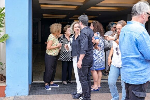 Eliane Giardini foi consolada por amigas, inclusive, do meio artístico, na porta do cemitério