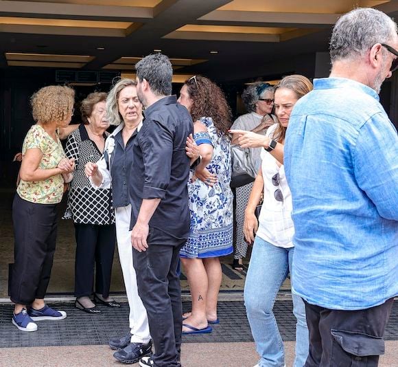 Eliane Giardini foi consolada por amigas, inclusive, do meio artístico, na porta do cemitério