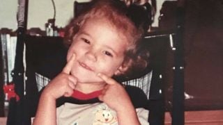 Essa menina sorridente dos anos 1980 não imaginaria que 40 anos depois faria uma icônica personagem de novela. Reconhece?